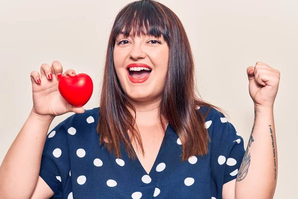 Junge Size Frau Hält Herz Schreiend Stolz Feiert Sieg Und — Stockfoto