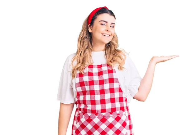 Joven Caucásica Que Lleva Delantal Sonriendo Alegres Presentaciones Apuntando Con — Foto de Stock