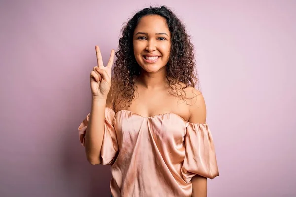 Ung Vacker Kvinna Med Lockigt Hår Bär Casual Shirt Stående — Stockfoto