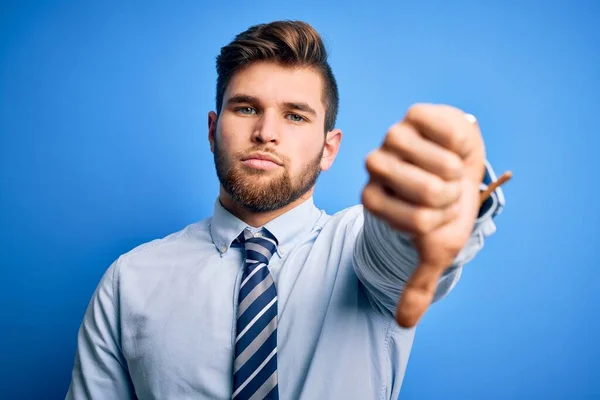 Giovane Uomo Affari Biondo Con Barba Gli Occhi Azzurri Che — Foto Stock