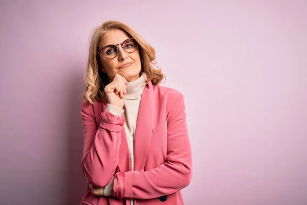 Mulher Negócios Loira Meia Idade Bonita Vestindo Jaqueta Rosa Elegante — Fotografia de Stock