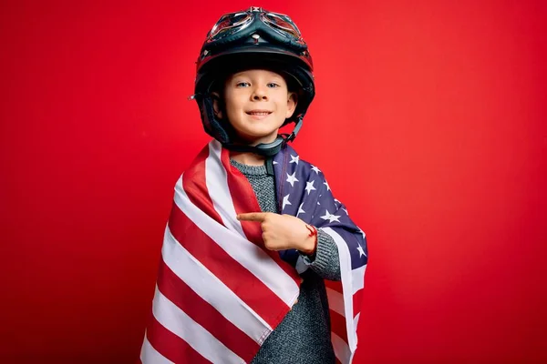 Fiatal Hazafias Kölyök Amerikai Zászlót Bukósisakot Visel Július Nagyon Boldog — Stock Fotó