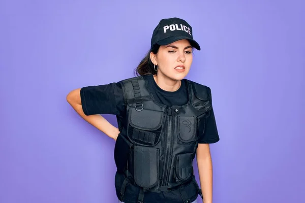 Mulher Jovem Polícia Vestindo Uniforme Colete Prova Balas Segurança Sobre — Fotografia de Stock