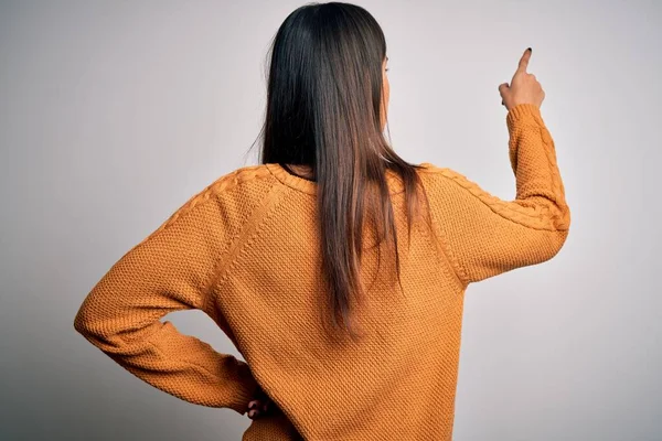 Junge Schöne Brünette Frau Lässigem Pullover Über Isoliertem Weißem Hintergrund — Stockfoto