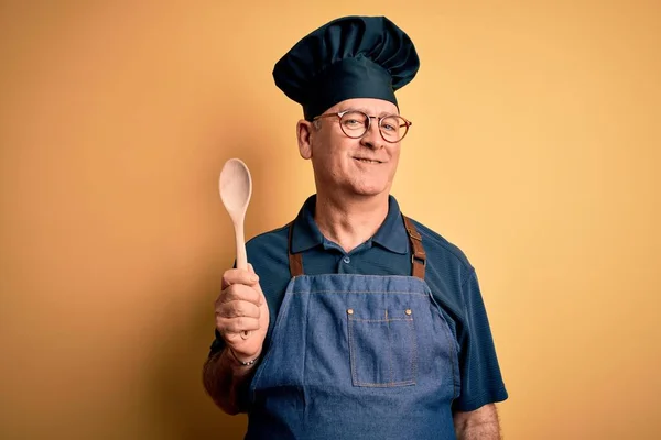 Fornello Mezza Età Uomo Indossa Grembiule Cappello Tenendo Cucchiaio Legno — Foto Stock