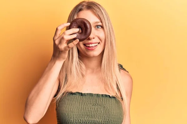 Giovane Donna Bionda Possesso Ciambella Guardando Positivo Felice Piedi Sorridente — Foto Stock