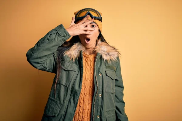 Joven Mujer Hispana Hermosa Usando Gafas Esquí Abrigo Para Clima —  Fotos de Stock