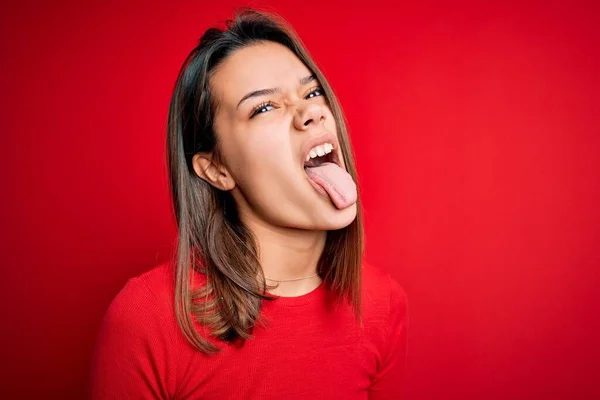 Joven Chica Morena Hermosa Con Camiseta Casual Sobre Fondo Rojo — Foto de Stock