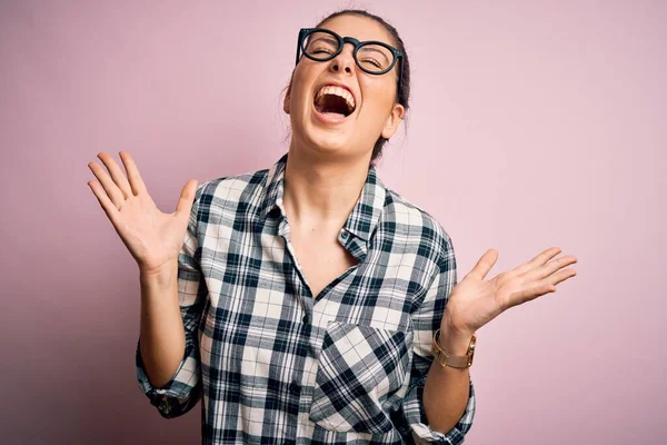 Jovem Bela Mulher Morena Vestindo Camisa Casual Óculos Sobre Fundo — Fotografia de Stock