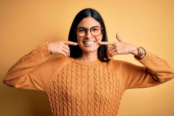 Jovem Bela Mulher Hispânica Vestindo Óculos Sobre Fundo Isolado Amarelo — Fotografia de Stock