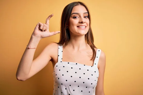 Mulher Morena Bonita Nova Vestindo Vestido Casual Sobre Fundo Amarelo — Fotografia de Stock