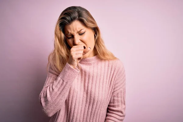 Mujer Rubia Hermosa Joven Con Suéter Rosa Casual Sobre Fondo — Foto de Stock