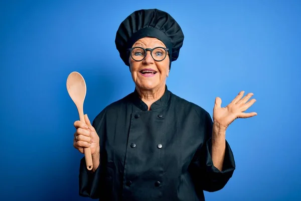 Senior Hermosa Mujer Chef Pelo Gris Con Uniforme Cocina Sombrero —  Fotos de Stock