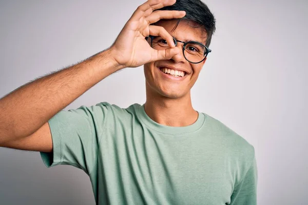 Genç Yakışıklı Bir Adam Günlük Tişört Giyiyor Gözlük Takıyor Beyaz — Stok fotoğraf