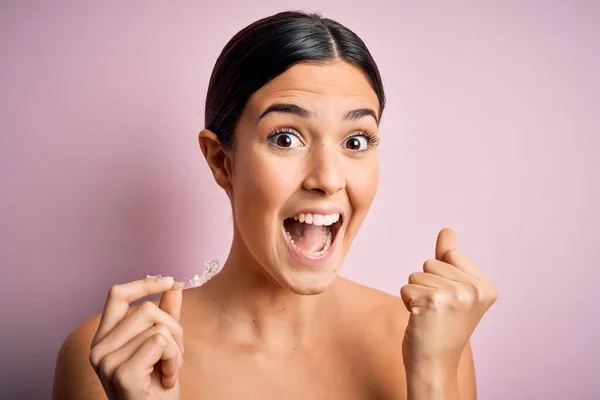 Jovem Menina Bonita Segurando Aligner Dental Sobre Fundo Rosa Isolado — Fotografia de Stock