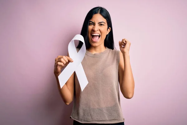 若い美しいヒスパニック系の女性が停止暴力と肺がんのシンボルとして白いリボンを保持誇りと勝利と成功を祝う叫んで非常に興奮し 感情を応援 — ストック写真
