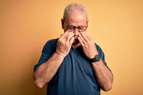 Moyen Âge Bel Homme Satirique Portant Polo Décontracté Des Lunettes — Photo