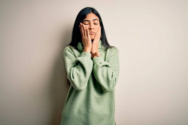 Joven Mujer Hispana Hermosa Usando Suéter Invierno Verde Sobre Fondo — Foto de Stock