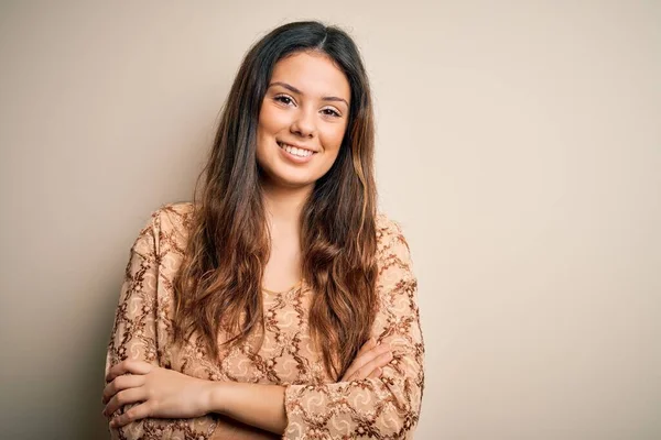 Jonge Mooie Brunette Vrouw Draagt Casual Shirt Staan Witte Achtergrond — Stockfoto