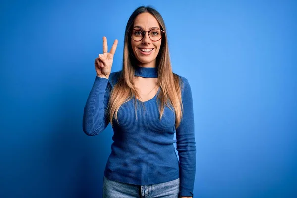 Jong Mooi Blond Vrouw Met Blauwe Ogen Dragen Bril Staan — Stockfoto