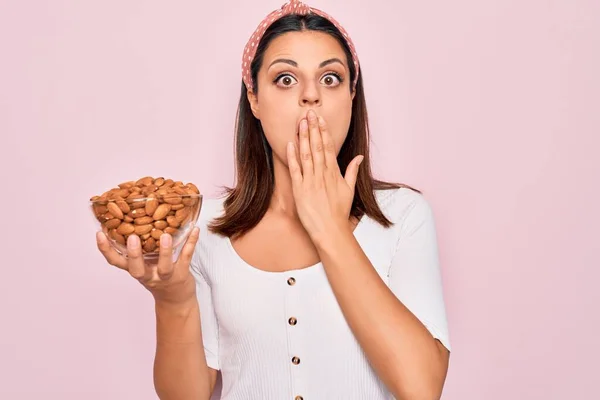 Joven Hermosa Morena Sosteniendo Tazón Con Almendras Saludables Sobre Fondo —  Fotos de Stock