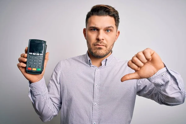 Pria Bisnis Muda Dengan Mata Biru Memegang Terminal Pembayaran Dataphone — Stok Foto