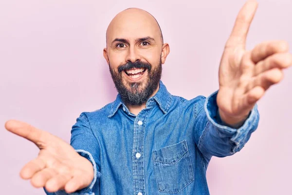 Giovane Bell Uomo Che Indossa Abiti Casual Guardando Fotocamera Sorridente — Foto Stock