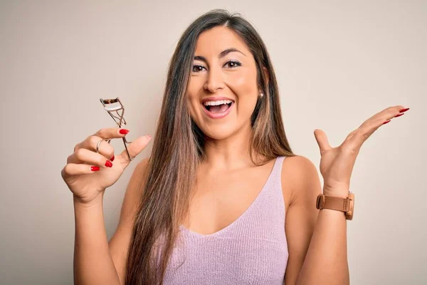 Jovem Bela Mulher Morena Segurando Cílios Curler Sobre Fundo Branco — Fotografia de Stock