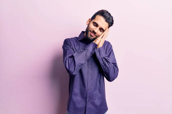 Jovem Bonito Homem Com Barba Vestindo Casual Camisa Dormir Cansado — Fotografia de Stock