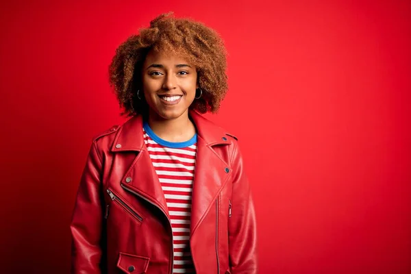 Mladá Krásná Afroamerická Afro Žena Kudrnatými Vlasy Neformální Červené Bundě — Stock fotografie