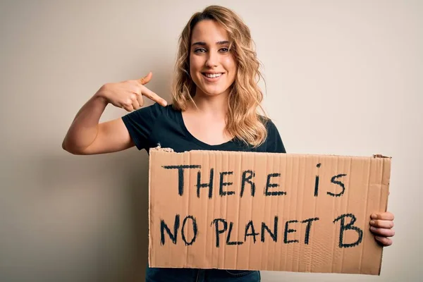 Молодая Блондинка Активистка Просит Окружение Держа Плакат Посланием Планеты Неожиданным — стоковое фото