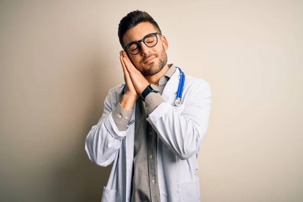 Jovem Médico Homem Usando Óculos Roupão Branco Médico Estetoscópio Sobre — Fotografia de Stock