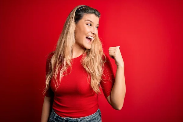 Jovem Mulher Loira Bonita Vestindo Camiseta Casual Sobre Fundo Vermelho — Fotografia de Stock