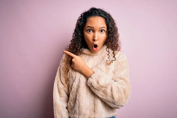 Jonge Mooie Vrouw Met Krullend Haar Dragen Casual Trui Staan — Stockfoto