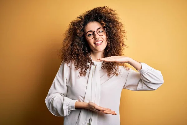 Young Beautiful Brunette Woman Curly Hair Piercing Wearing Shirt Glasses — Stock Photo, Image