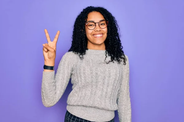 Młoda Afroamerykanka Ubrana Luźny Sweter Okulary Fioletowym Tle Pokazująca Wskazująca — Zdjęcie stockowe