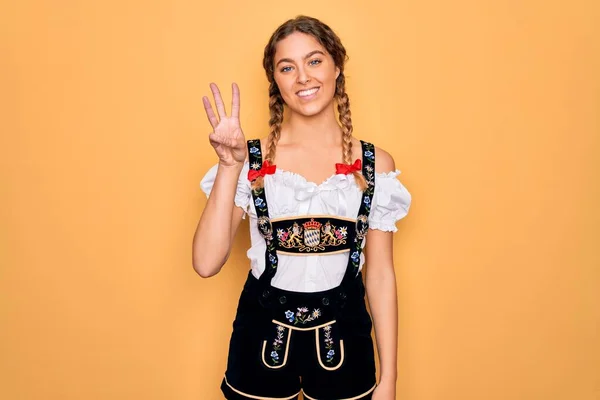 Junge Schöne Blonde Deutsche Frau Mit Blauen Augen Traditionellem Oktoberfestkleid — Stockfoto