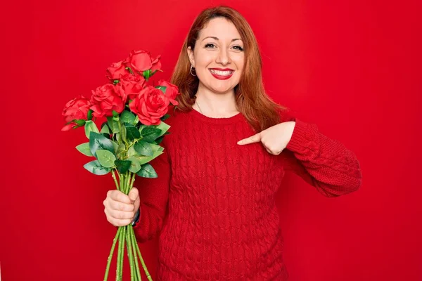 Νεαρή Όμορφη Κοκκινομάλλα Γυναίκα Κρατώντας Μπουκέτο Από Κόκκινα Τριαντάφυλλα Λουλούδια — Φωτογραφία Αρχείου