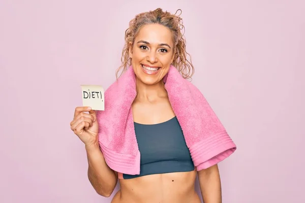 Hermosa Mujer Rubia Deportista Haciendo Deporte Con Toalla Que Sostiene — Foto de Stock