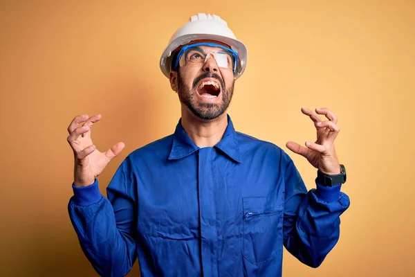 Mechanische Man Met Baard Draagt Blauw Uniform Veiligheidsbril Gele Achtergrond — Stockfoto