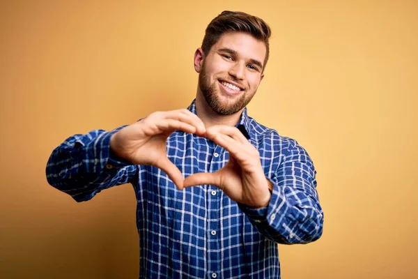 Joven Hombre Negocios Rubio Con Barba Ojos Azules Con Camisa — Foto de Stock