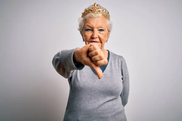 Ältere Schöne Grauhaarige Frau Trägt Goldene Königinnenkrone Auf Weißem Hintergrund — Stockfoto