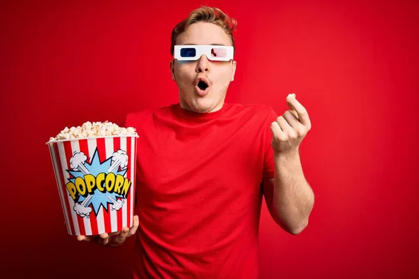 Junge Hübsche Rothaarige Mann Beobachten Brille Essen Popcorn Snack Auf — Stockfoto