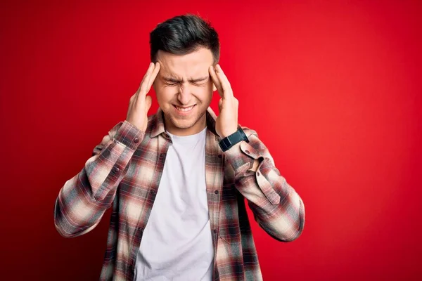 Jonge Knappe Blanke Man Draagt Casual Moderne Shirt Rood Geïsoleerde — Stockfoto