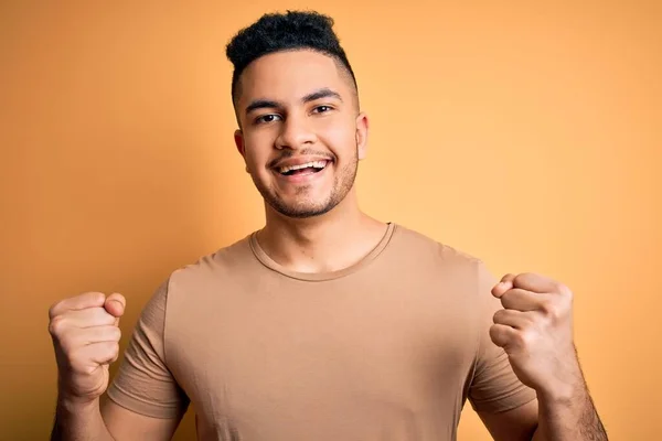 Ein Junger Gutaussehender Mann Lässigem Shirt Steht Vor Isoliertem Gelben — Stockfoto