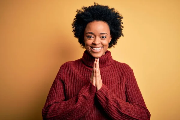 Jong Mooi Afrikaans Amerikaans Afro Vrouw Met Krullend Haar Dragen — Stockfoto