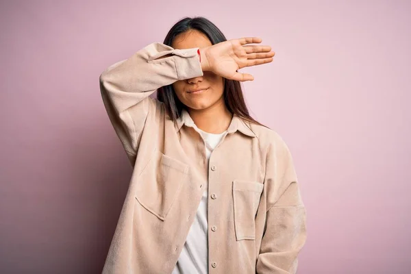 Jonge Mooie Aziatische Vrouw Draagt Casual Shirt Staan Roze Achtergrond — Stockfoto