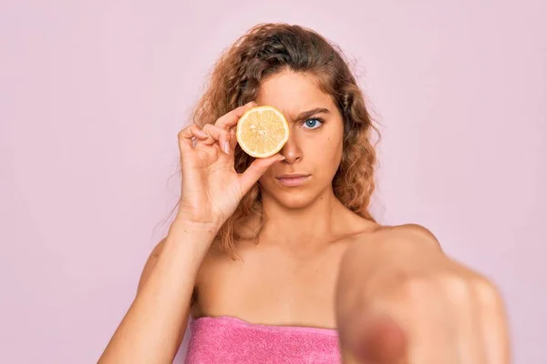 Hermosa Mujer Con Ojos Azules Que Usa Ducha Toallas Después — Foto de Stock