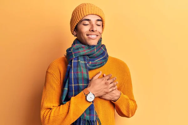Jonge Afrikaans Amerikaanse Man Draagt Casual Winterkleding Glimlachend Met Handen — Stockfoto