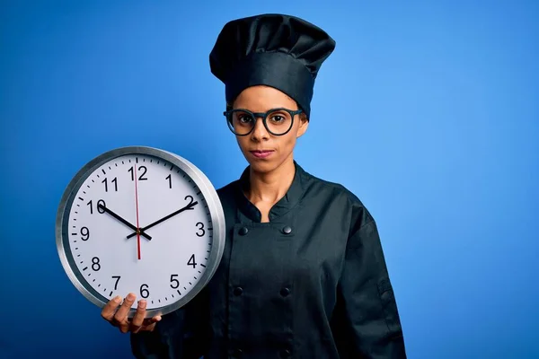 身穿炊具制服 头戴倒计时帽的非裔美国女烘培师 带着自信的表情 脸上挂着严肃严肃的表情 — 图库照片